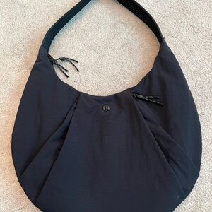 Lululemon Athletica Black Hobo Bag with Minimalist Design
10L